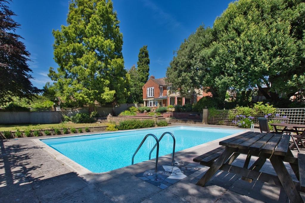 Pool to house