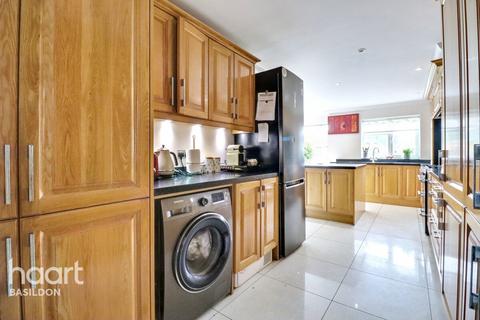 6 Dedham Close, Billericay, CM11 2EB