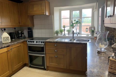 2 bedroom flat to rent, Broad Street, Bristol BS37