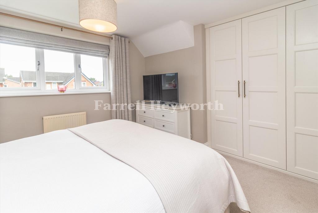Bedroom 1 image 3