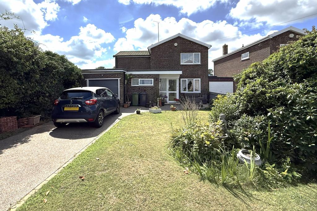 Detached 4/5 bed family home close to the sea