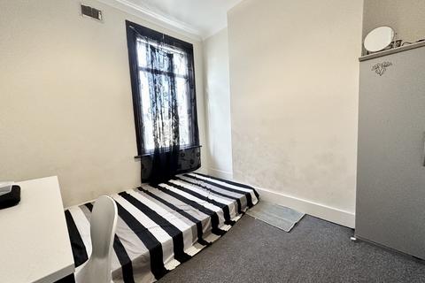 4 bedroom terraced house for sale, Kensington Avenue, London, E12