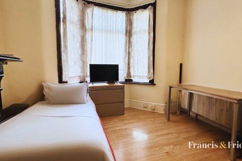 4 bedroom terraced house for sale, Kensington Avenue, London, E12