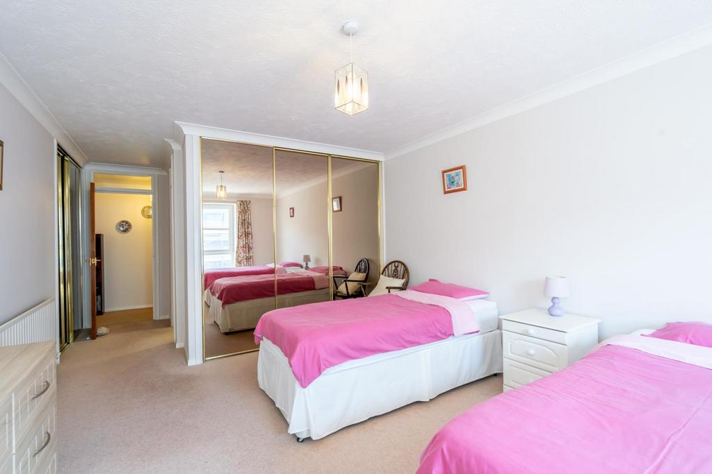 Bedroom 1 (2).jpg