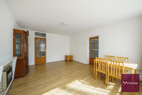 2 bedroom flat for sale, Wellwood Road, Ilford