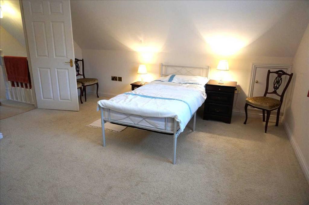 Front bedroom 1 :