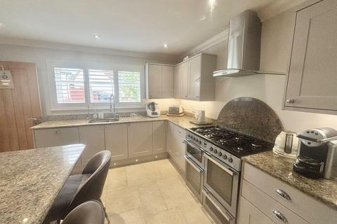 4 Clos Cae Bach, Dafen, Llanelli, SA14 8GJ