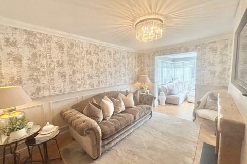 4 Clos Cae Bach, Dafen, Llanelli, SA14 8GJ
