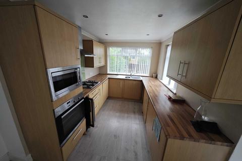 3 bedroom semi-detached house to rent, Leeds LS11
