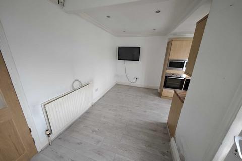 3 bedroom semi-detached house to rent, Leeds LS11