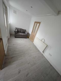 3 bedroom semi-detached house to rent, Leeds LS11