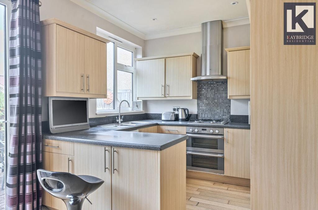 Stoneleigh Avenue, Worcester Park - KT4 8 XY