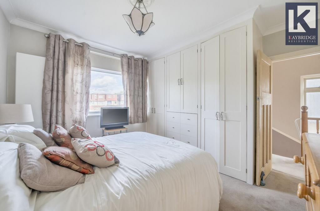 Stoneleigh Avenue, Worcester Park - KT4 8 XY