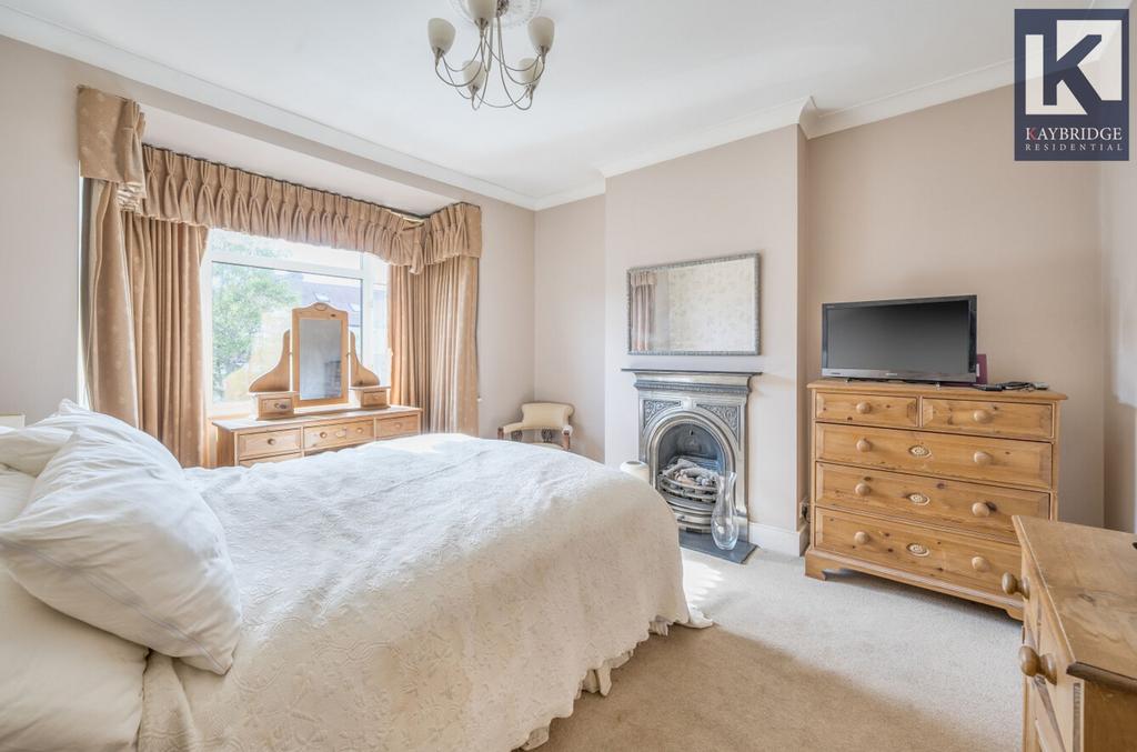 Stoneleigh Avenue, Worcester Park - KT4 8 XY