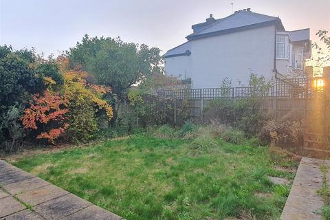 4 bedroom semi-detached bungalow to rent, Falmouth Gardens, Ilford