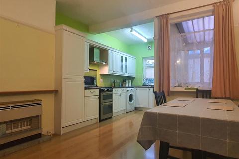 4 bedroom semi-detached bungalow to rent, Falmouth Gardens, Ilford