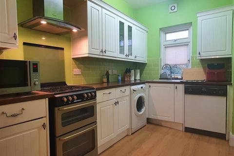 4 bedroom semi-detached bungalow to rent, Falmouth Gardens, Ilford