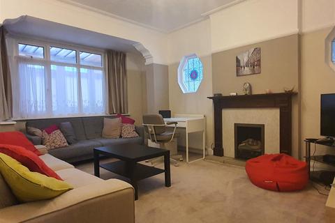 4 bedroom semi-detached bungalow to rent, Falmouth Gardens, Ilford