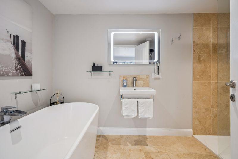 En suite to main to
