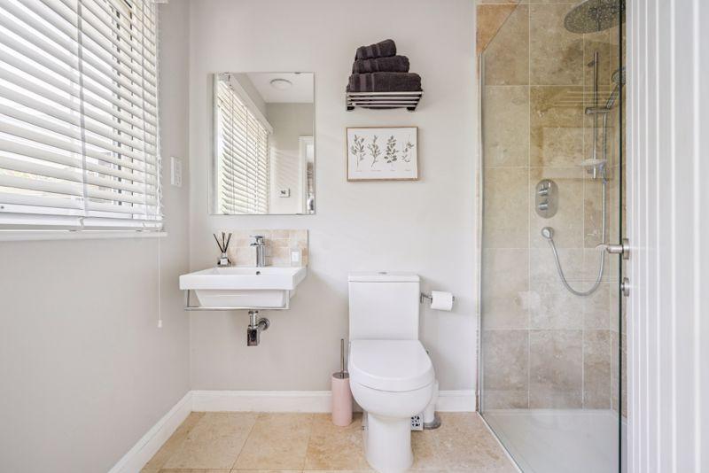 En suite to bedroom