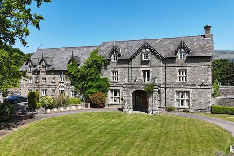 undefined, Llangattock, Powys, NP8