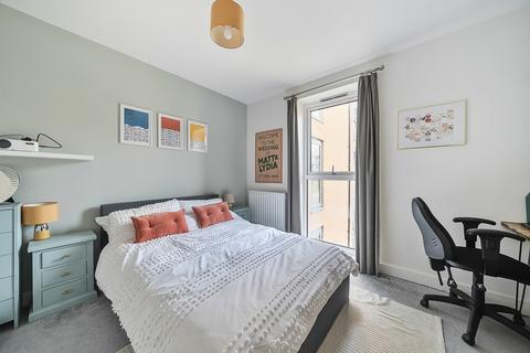 2 bedroom apartment for sale, Apple Yard, London