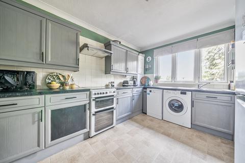 2 bedroom flat for sale, Crieff Court, Teddington, TW11