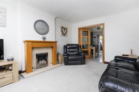 3 bedroom semi-detached house for sale, Hollyfield Avenue, Huddersfield HD3