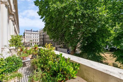 4 bedroom flat to rent, Lancaster Gate, London, W2.