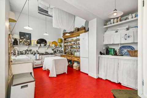 4 bedroom flat to rent, Lancaster Gate, London, W2.