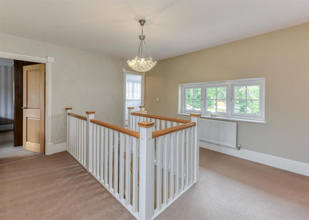 6 Pickwick Gardens-landing.jpg