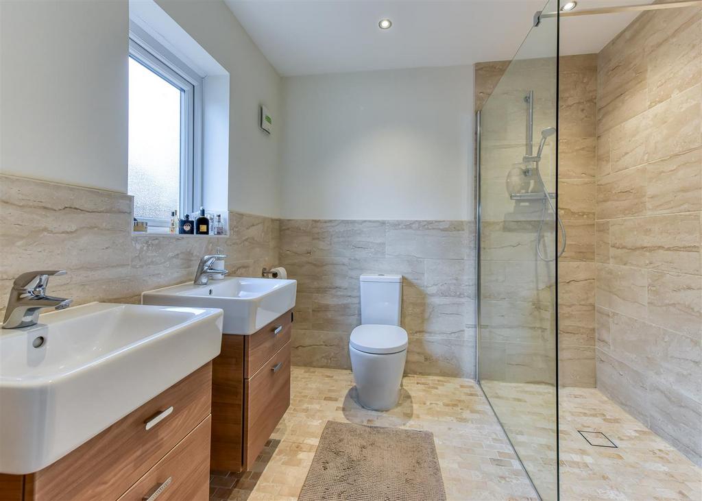 6 Pickwick Gardens-bed1 ensuite.jpg
