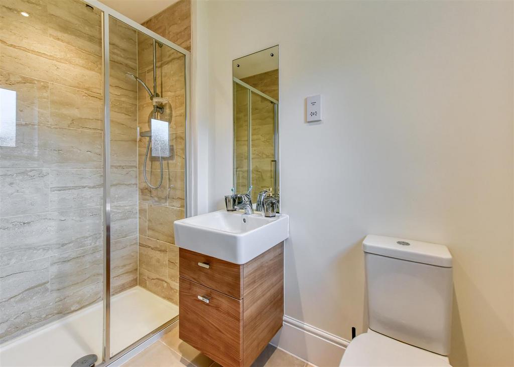 6 Pickwick Gardens-bed2 ensuite.jpg