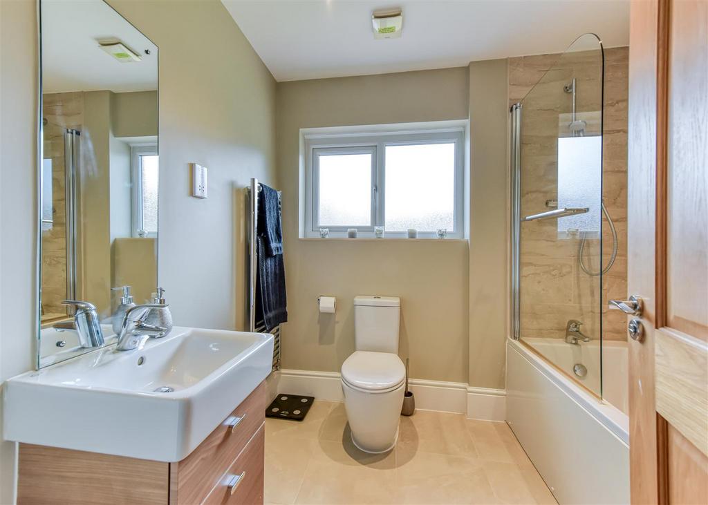 6 Pickwick Gardens-bathroom.jpg