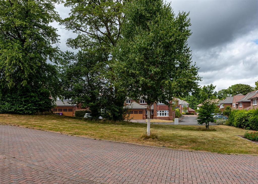 6 Pickwick Gardens-front view.jpg