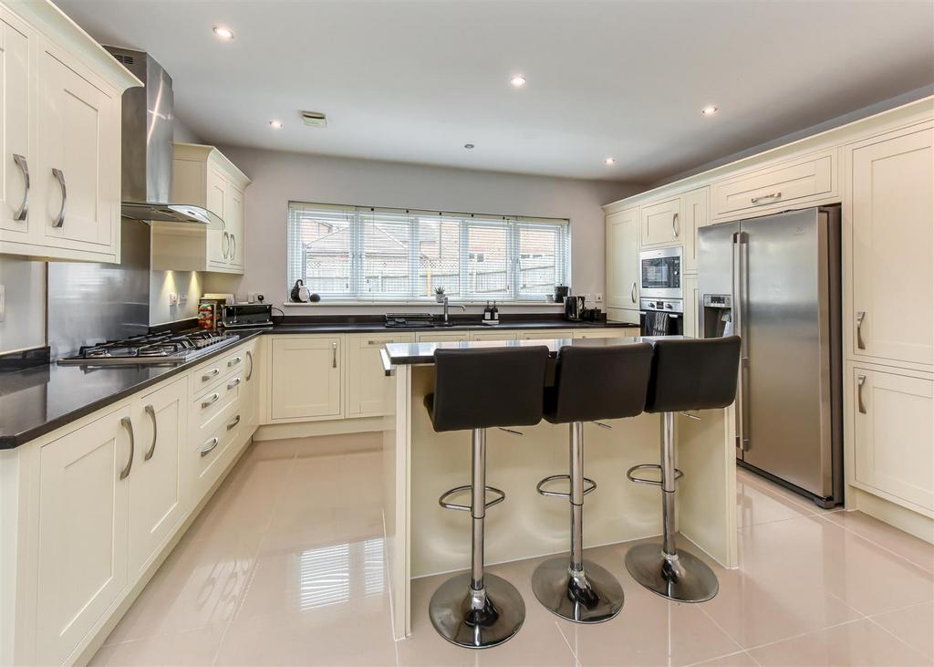 6 Pickwick Gardens-kitchen2.jpg