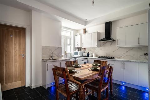undefined, Room to let for professionals in Gorton