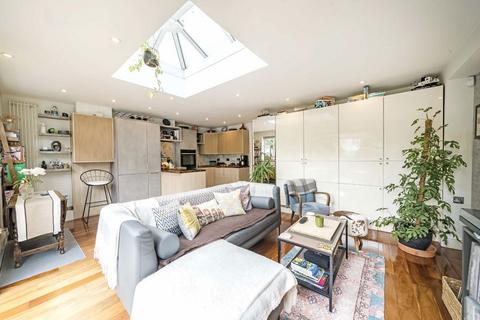 22 Lillian Avenue, London, W3 9AW