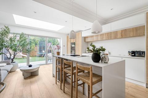 28 Claygate Road, London, W13 9XG