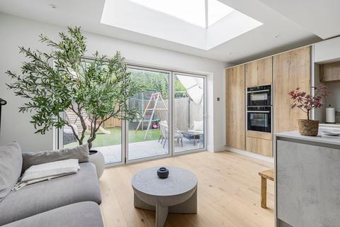 28 Claygate Road, London, W13 9XG