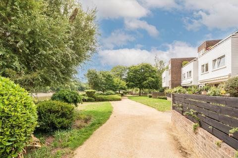 17 Augustus Close, Brentford, TW8 8QE