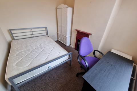 4 bedroom terraced house to rent, Heald Place, M14 4AX