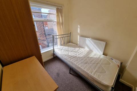 4 bedroom terraced house to rent, Heald Place, M14 4AX