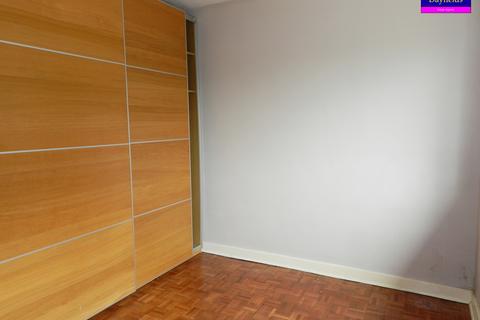 2 bedroom maisonette to rent, The Vineries, London N14
