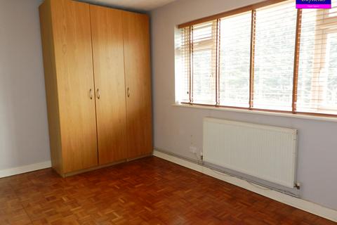 2 bedroom maisonette to rent, The Vineries, London N14