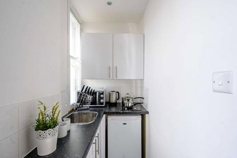 Studio to rent, Hill Street, London, W1J