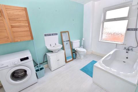 4 Athlone Grove, Leeds, LS12 1UD