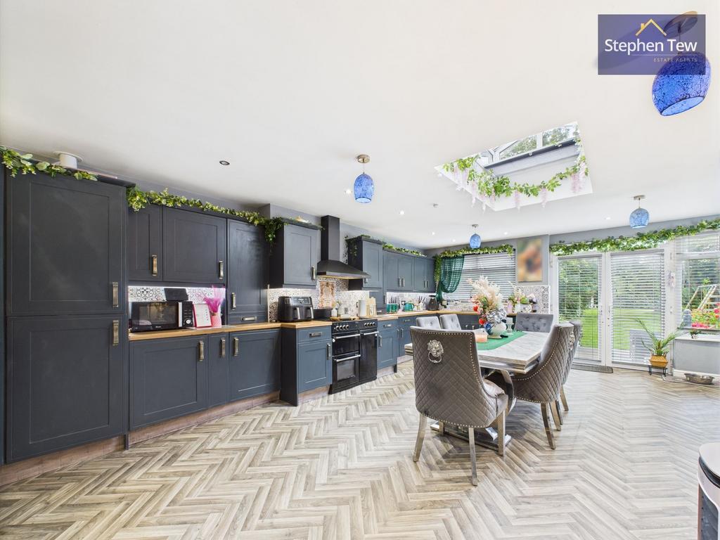 Kitchen/ Dining Room