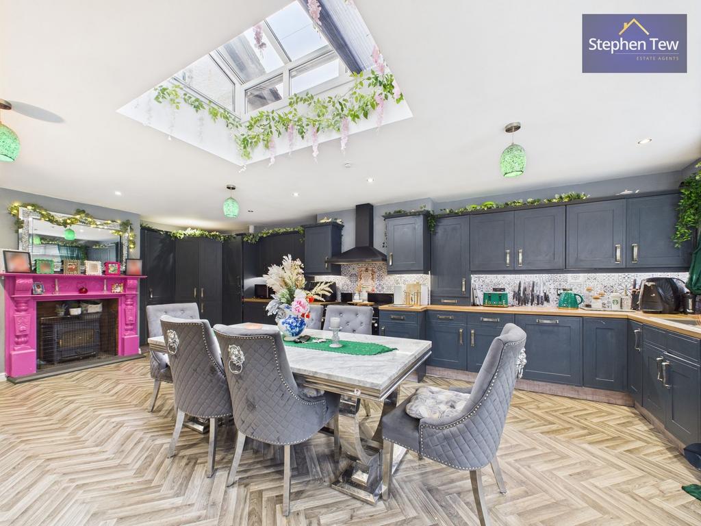 Kitchen/ Dining Room