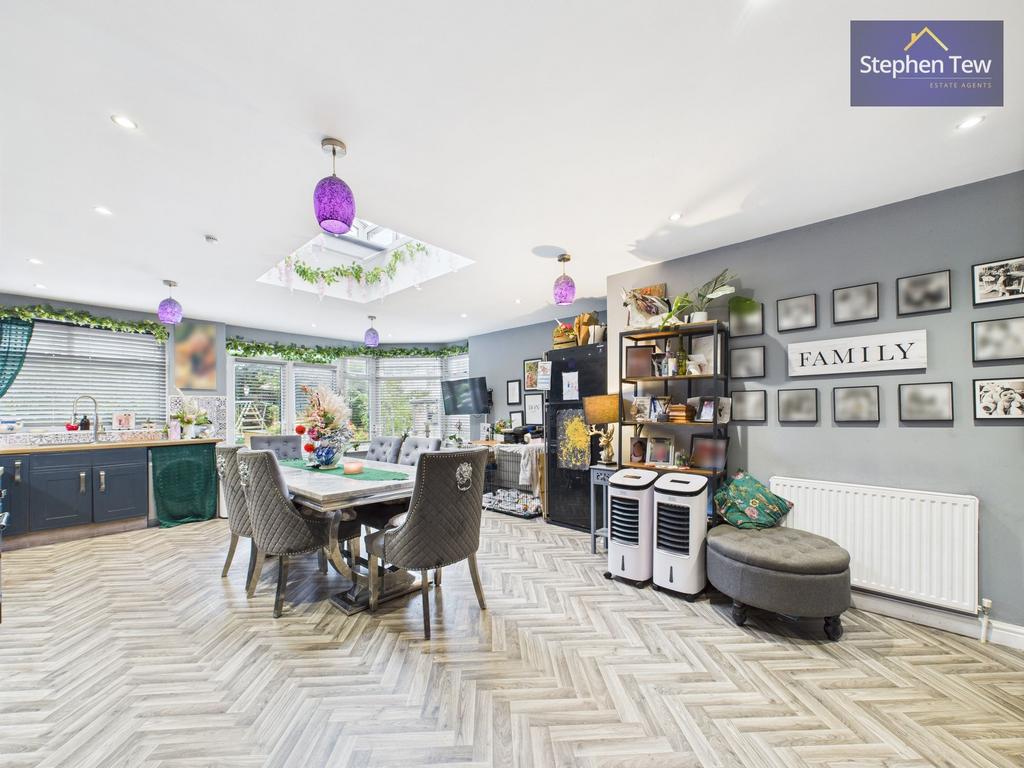 Kitchen/ Dining Room